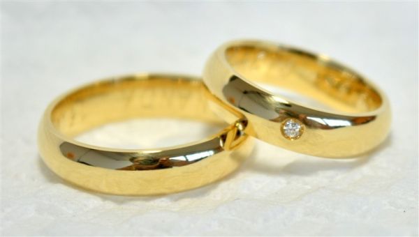 Alianças tradicionais anatômicas com brilhante