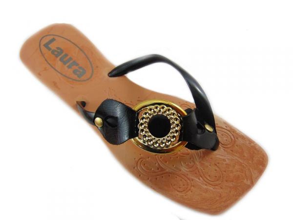 Chinelo com enfeite de fivela preta rasteirinha