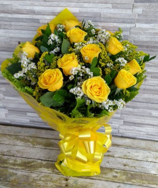 Buque com 12 rosas especiais amarelas