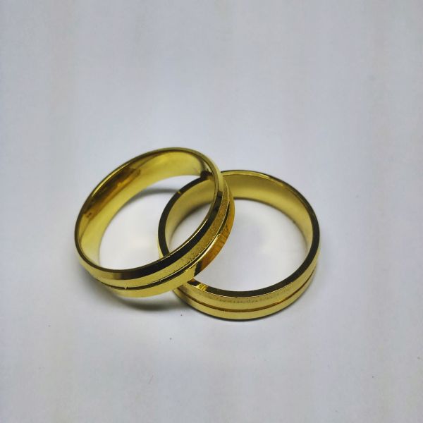PAR DE ALIANÇAS EM OURO 18K - RETA, FOSCA DIAMANTADA COM LATERAIS E CENTRO BAIXO RELEVO POLIDO