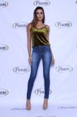 Calça jeans rasgada no joelho escura