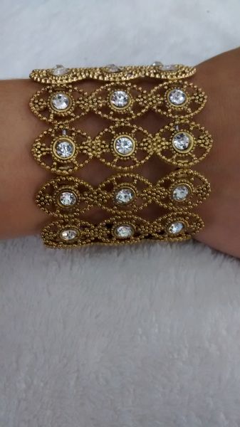 Bracelete pedras brancas