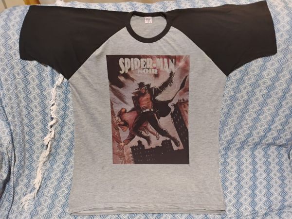 Camiseta Raglan Sátira Capa HQ Homem Aranha Noir