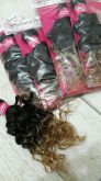 Cabelo  sintetico encaracolado com mechas loira
