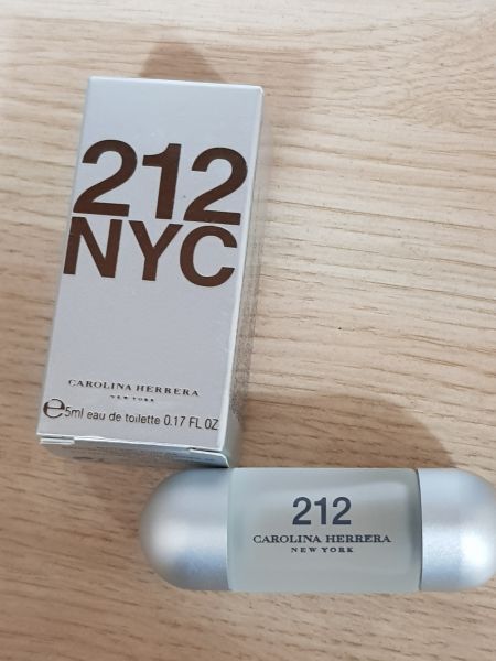 Miniatura Perfume 212 NYC Feminino 5 ml Carolina Herrera