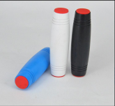 Encontre-se sentado em sua mesa e brincando com a caneta INQUIETO