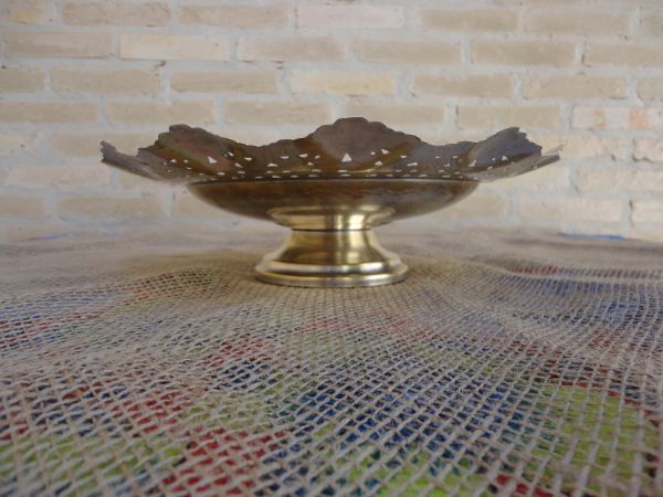 FRUTEIRA EM PRATA COM PÉ  .