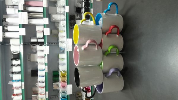Caneca alça coração e interior colorido 325ml