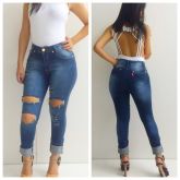 Calça jeans Hot pant escura com um botão  rasgada