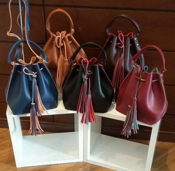 Bolsa Saco com detalhes colorido e alça auxiliar