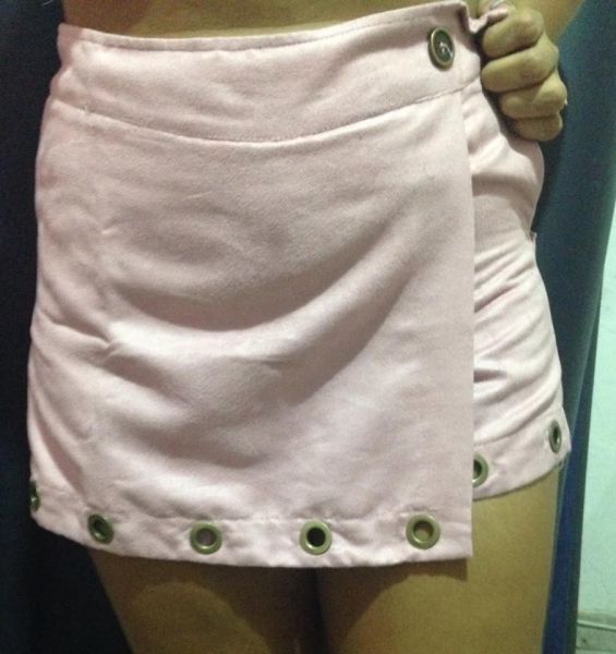 Short-saia em suede