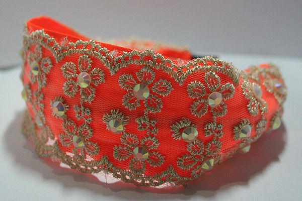 Tiara com flores de cetim com pedras.