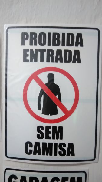 Proibida a entrada sem camisa