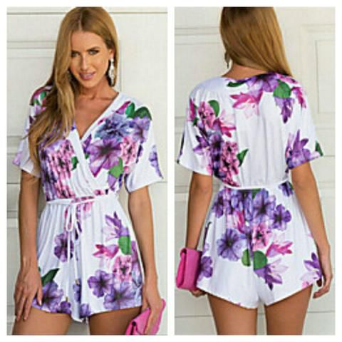 Macaquinho branco com estampa floral púrpura mangas curtas decote em V