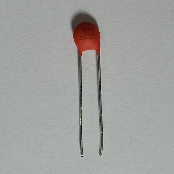 capacitor cerâmico 30pF x 50V