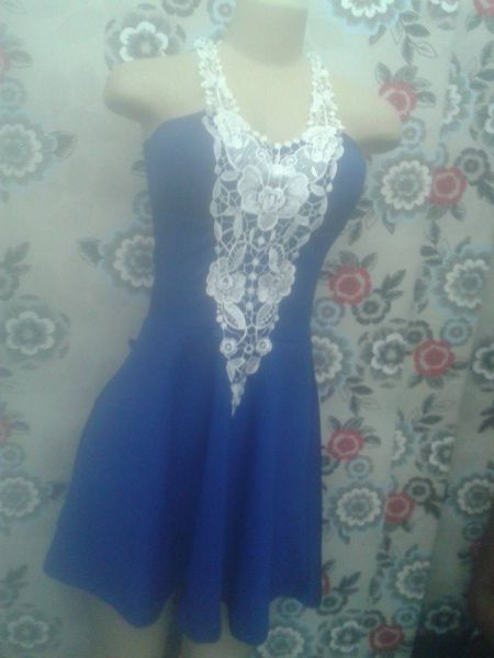 Vestido azul com detale de renda
