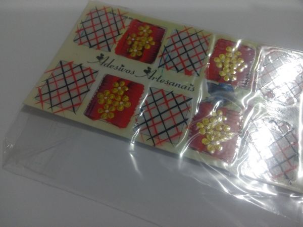 Flor dourada fundo vermelho