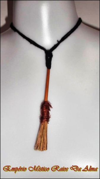 Colar vassoura de Bruxa Taslimã