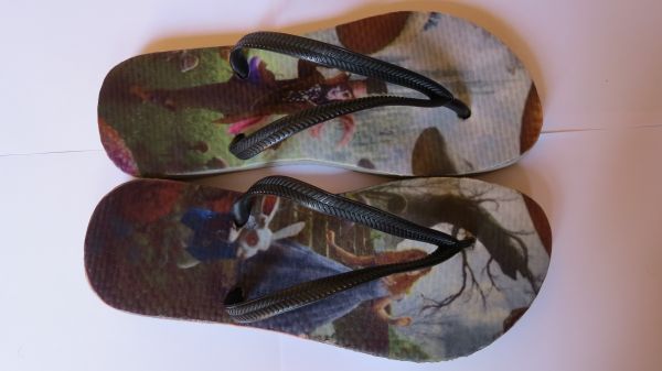 chinelo Alice no pais das maravilhas