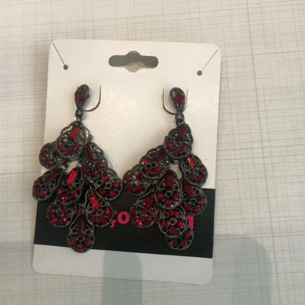 Brinco Pedraria Preto com detalhes em Vermelho