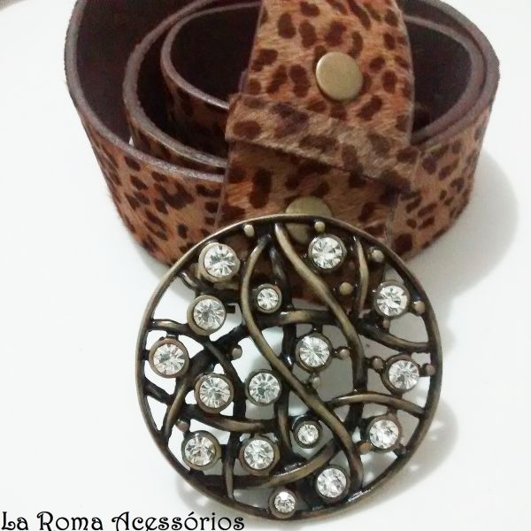 Cintos com strass.
