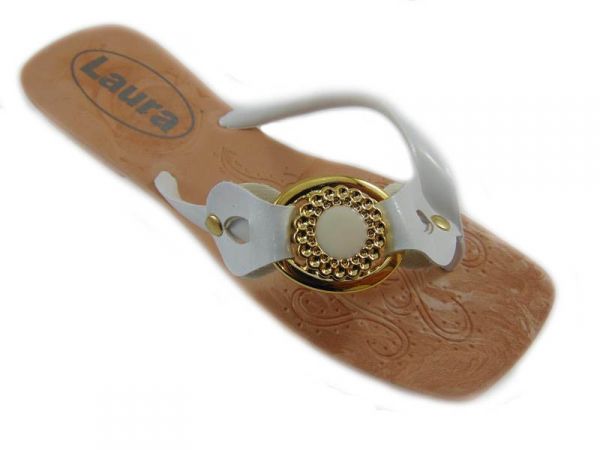 Chinelo com enfeite de fivela preta rasteirinha