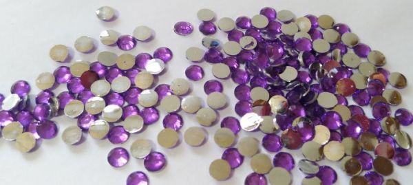 Strass roxo 4mm com aprox. 50 unidades