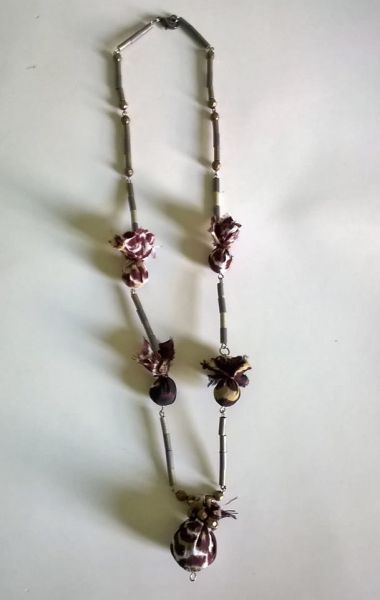 Colar de contas forradas.