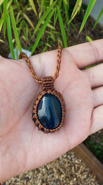 Colar em macramê com pedra ágata azul.