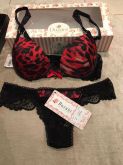 Conjunto preto com vermelho