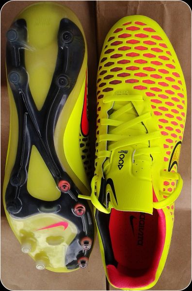 CHUTEIRA NIKE MAGISTA OPUS FG