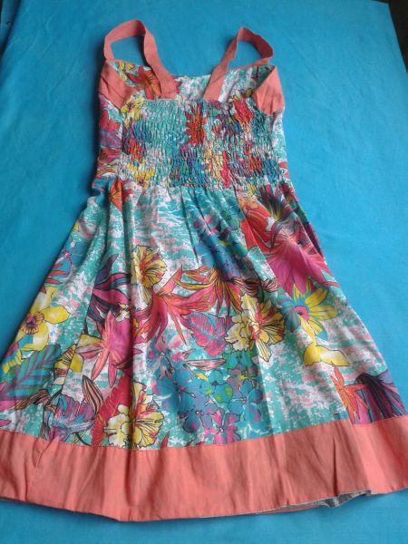 Vestido estampado com rosas(costa)