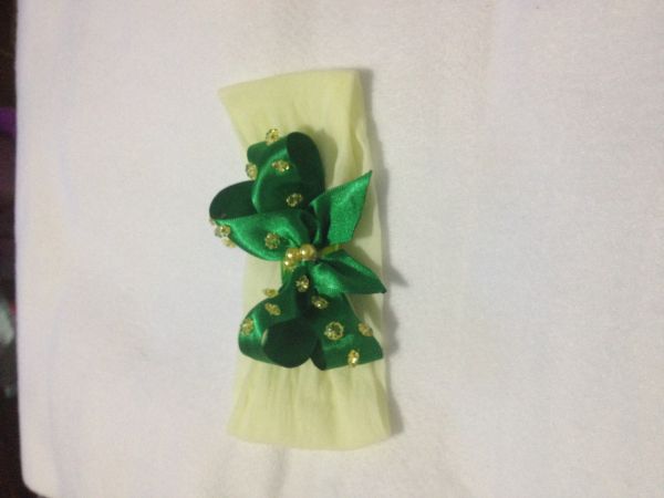 Faixa Meia Seda Amarela c/ Laço verde Bordada c/ Pérolas