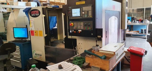 Fresadora CNC Veker MVK-760F Usada
