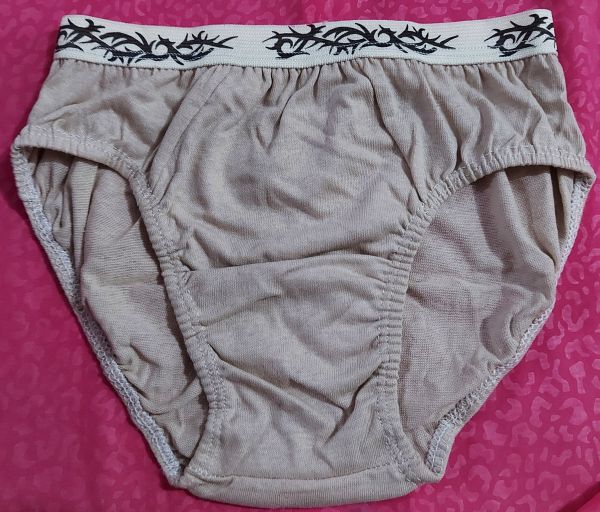 Cueca infantil cos exposto