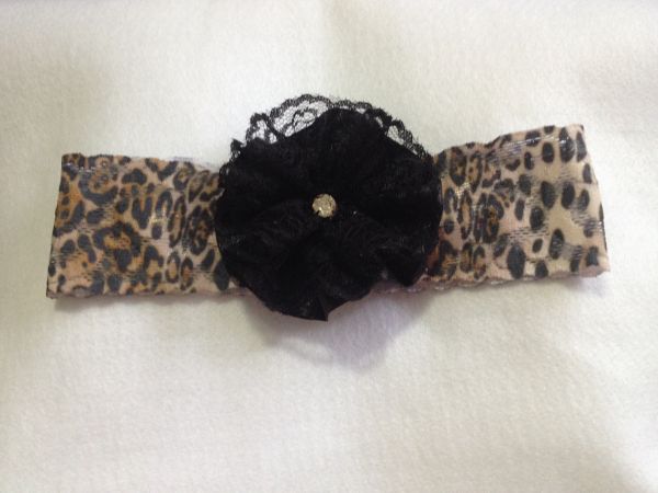 Faixa Renda oncinha com Flor em cetim cor preta e strass