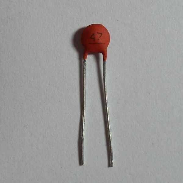 capacitor cerâmico 47pF x 50V