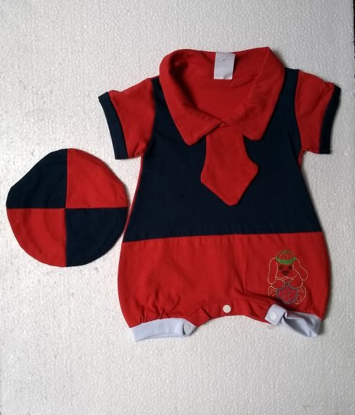 Macacão de bebê curto com bonezinho - Gravatinha - tam. P