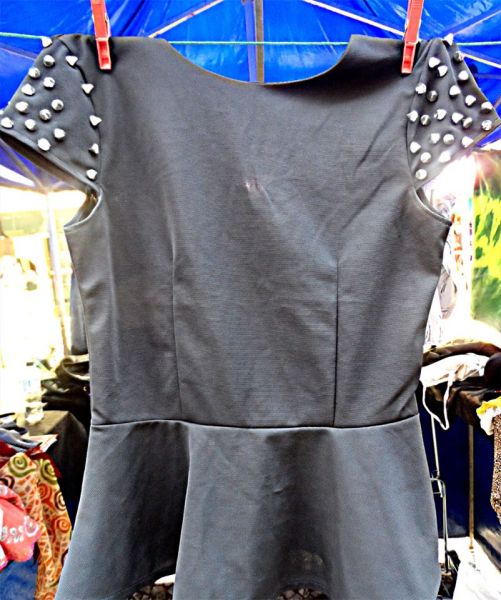 CAMISETA COM REBITE
