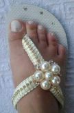 Chinelo decorado com fita de cetim e broche