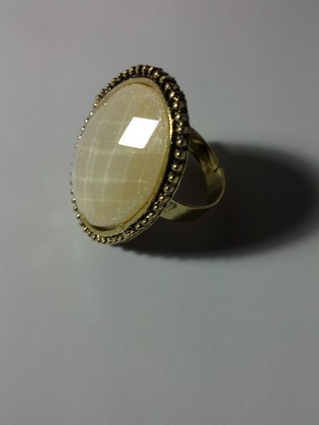Anel com predra oval perolada