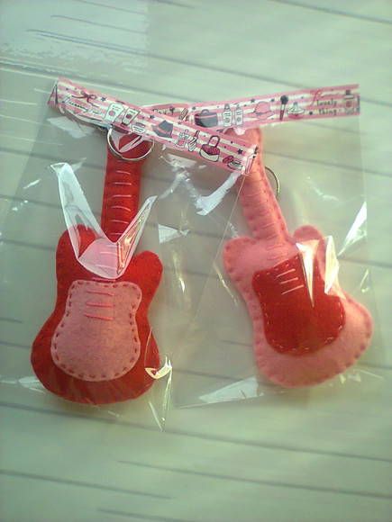 Chaveiro guitarra em feltro