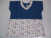 Blusa de pijama cirúrgico azul com estampas de corujas.