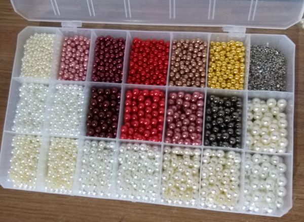 Maleta+700g de pérolas Tam 4, 6, 8,10 SEM furo +50g de Rebites