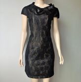 VESTIDO DE RENDA PRETO COM FORRO DOURADO