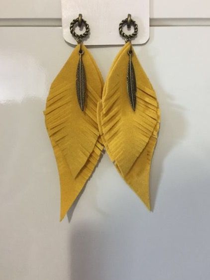 Brinco Pena Amarelo