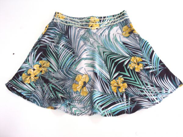 Saia  estampada com detalhes em pérolas e laço