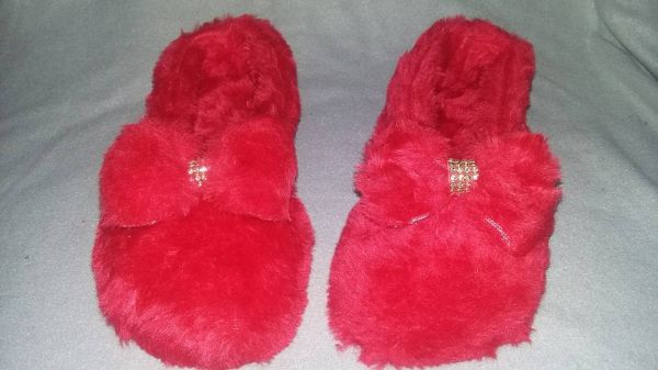 Pantufa tipo sapatilha de pelucia