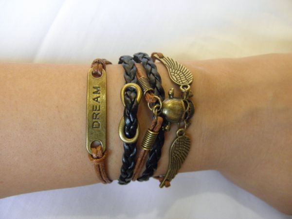 Pulseira de couro com pingente