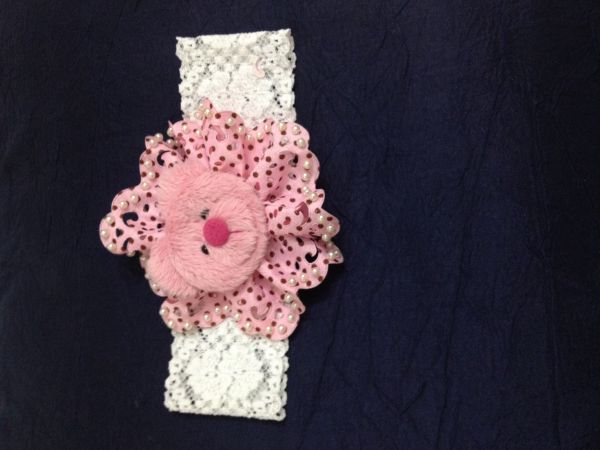 Faixa Renda branca c/Flor Rosa Poá bordada Pérolas e ursinho